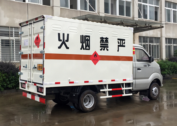 重汽王牌小型1.3噸液化氣瓶運(yùn)輸車