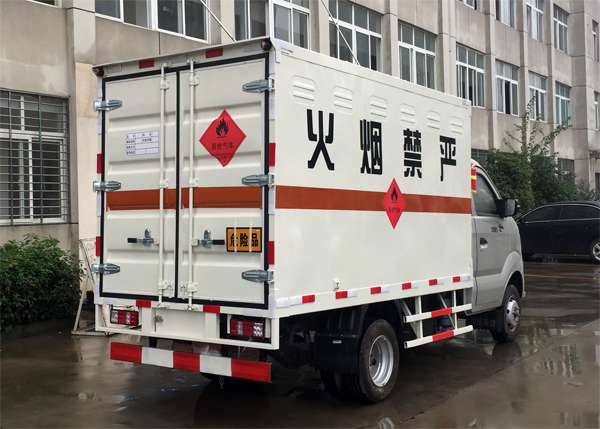 重汽王牌小型1.3噸液化氣瓶運(yùn)輸車